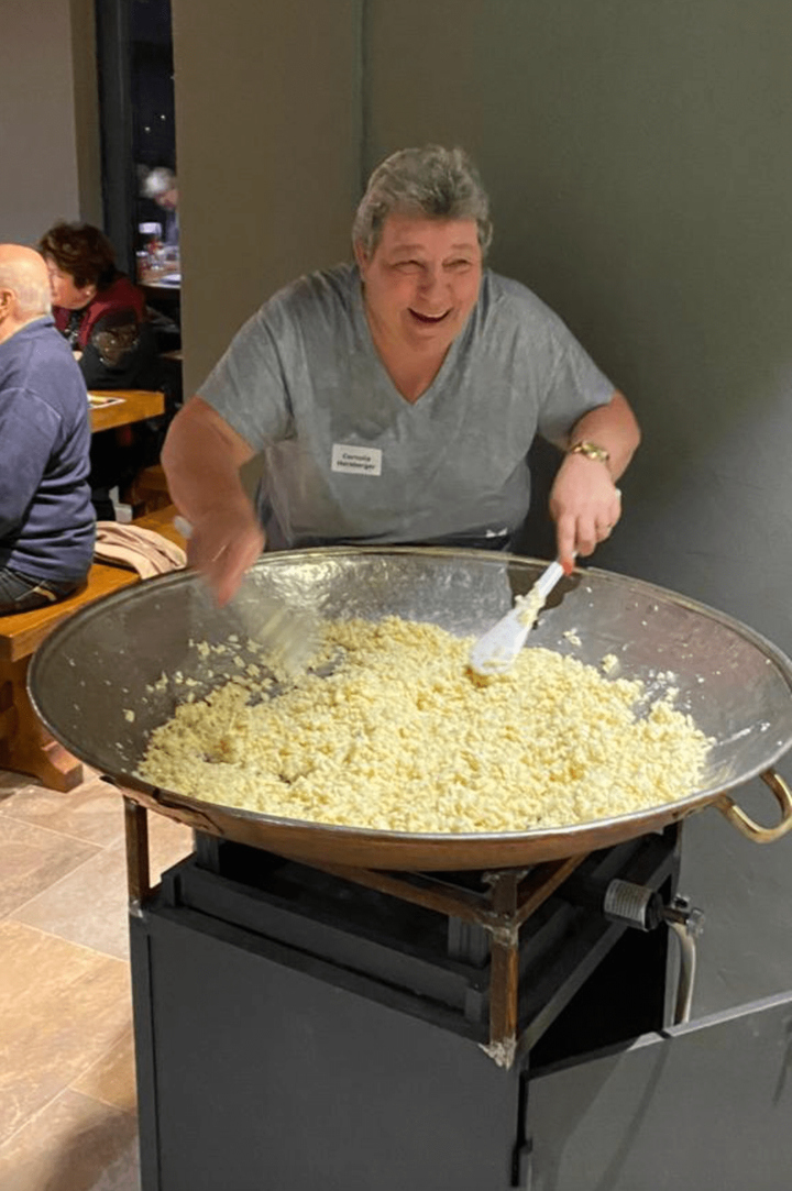 Unser Mitglied Cornelia bei der Zubereitung des Fondue